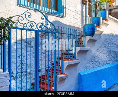 Puerto Vallarta farbenfrohe Straßen im historischen Stadtzentrum in der Nähe der Strandpromenade (Malecon) und des Strandes Playa de los Muertos. Stockfoto