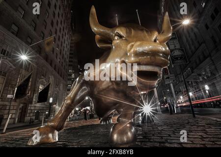 Fröhlich erscheinendes Bowling Green Bull in der Nacht. Downtown Manhattan, New York, NY, USA Stockfoto