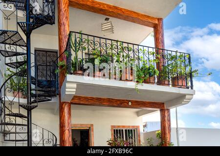 Puerto Vallarta farbenfrohe Straßen im historischen Stadtzentrum in der Nähe der Strandpromenade (Malecon) und des Strandes Playa de los Muertos. Stockfoto