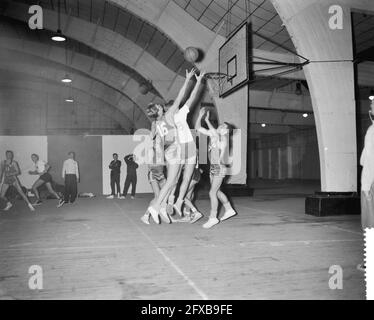 Internationales Basketballturnier in der RAI, Moment nach dem Spiel des DED gegen Efterslaegten, 5. November 1959, Basketballkörbe, Niederlande, 20. Jahrhundert Presseagentur Foto, Nachrichten zu erinnern, Dokumentarfilm, historische Fotografie 1945-1990, visuelle Geschichten, Menschliche Geschichte des zwanzigsten Jahrhunderts, Momente in der Zeit festzuhalten Stockfoto