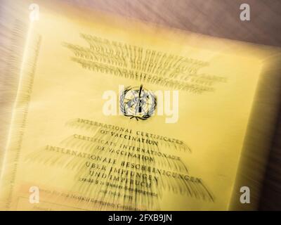 Zürich, Schweiz - 22. Mai 2021: Verschwommenes Deckblatt eines Internationalen Impfzertifikats (deutsche Version), auch bekannt als Carte Jaune oder Gelbe Karte, verklagt von der Weltgesundheitsorganisation (WHO). Stockfoto