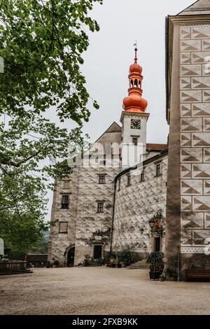 Nachod, Tschechische Republik - Mai 23,2021. Schönes Schloss mit fünf Höfen.frühbarockes und Renaissanceschloss mit Aussichtsturm.Sgraffito Facad Stockfoto