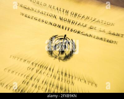 Zürich, Schweiz - 22. Mai 2021: Verschwommenes Deckblatt eines Internationalen Impfzertifikats (deutsche Version), auch bekannt als Carte Jaune oder Gelbe Karte, verklagt von der Weltgesundheitsorganisation (WHO). Stockfoto