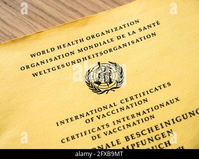 Zürich, Schweiz - 22. Mai 2021: Deckblatt eines Internationalen Impfzertifikats (deutsche Version), auch bekannt als Carte Jaune oder Gelbe Karte, verklagt von der Weltgesundheitsorganisation (WHO). Stockfoto