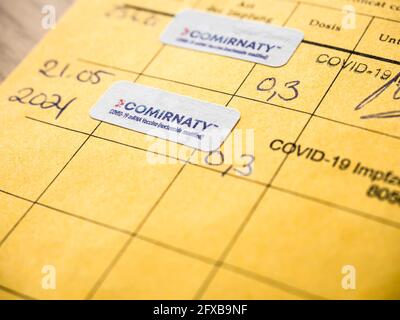  Pfizer-Impfkarte mit Reisepass auf der Weltkarte Stockfotografie - Alamy 