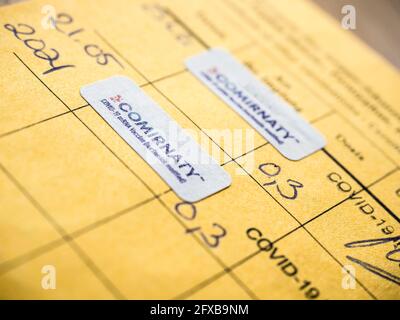  Pfizer-Impfkarte mit Reisepass auf der Weltkarte Stockfotografie - Alamy 