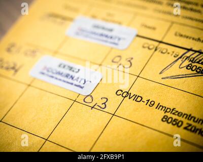 Zürich, Schweiz - 22. Mai 2021: Nahaufnahme der Bestätigung von zwei COVID-19-Impfungen in einem internationalen Impfzertifikat, auch bekannt als Carte Jaune oder Yellow Card. Stockfoto