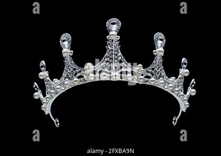 Tiara mit Perlen isoliert auf schwarzem Hintergrund Stockfoto