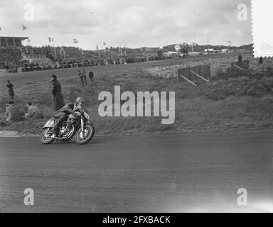 Internationaler Motor- und Seitenwagenrennen Zandvoort, Sieger 350cc E. Honseley Nr. 45, 22. Mai 1955, Motorräder, Gewinner, Sidepan Races, Niederlande, Foto der Presseagentur des 20. Jahrhunderts, zu erinnerende Nachrichten, Dokumentarfilm, historische Fotografie 1945-1990, visuelle Geschichten, Menschliche Geschichte des zwanzigsten Jahrhunderts, Momente in der Zeit festzuhalten Stockfoto