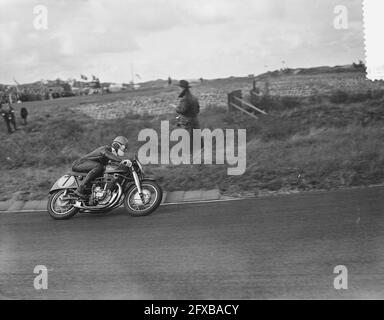 Internationaler Motor- und Seitenwagenrennen Zandvoort, Sieger 350cc E. Honseley Nr. 45, 22. Mai 1955, Motorräder, Gewinner, Sidepan Races, Niederlande, Foto der Presseagentur des 20. Jahrhunderts, zu erinnerende Nachrichten, Dokumentarfilm, historische Fotografie 1945-1990, visuelle Geschichten, Menschliche Geschichte des zwanzigsten Jahrhunderts, Momente in der Zeit festzuhalten Stockfoto