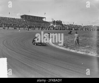 Internationaler Motor- und Seitenwagenrennen Zandvoort, Sieger 350cc E. Honseley Nr. 45, 22. Mai 1955, Motorräder, Gewinner, Sidepan Races, Niederlande, Foto der Presseagentur des 20. Jahrhunderts, zu erinnerende Nachrichten, Dokumentarfilm, historische Fotografie 1945-1990, visuelle Geschichten, Menschliche Geschichte des zwanzigsten Jahrhunderts, Momente in der Zeit festzuhalten Stockfoto