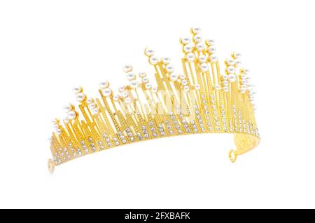 goldene Tiara mit Perlen und Diamanten auf Weiß isoliert Stockfoto