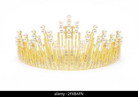 goldene Tiara mit Perlen und Diamanten auf Weiß isoliert Stockfoto