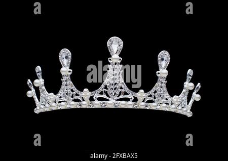 Tiara mit Perlen isoliert auf schwarzem Hintergrund Stockfoto