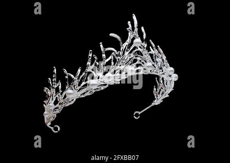 Tiara mit Perlen isoliert auf schwarzem Hintergrund Stockfoto
