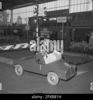 Internationaler Verkehrswettbewerb in Expohal in Hilversum ein italienischer Verkehrspolizist zeigt den Teilnehmern die Seile, 22. Mai 1964, Traffic Agents, Niederlande, 20. Jahrhundert Presseagentur Foto, Nachrichten zu erinnern, Dokumentarfilm, historische Fotografie 1945-1990, visuelle Geschichten, Menschliche Geschichte des zwanzigsten Jahrhunderts, Momente in der Zeit festzuhalten Stockfoto