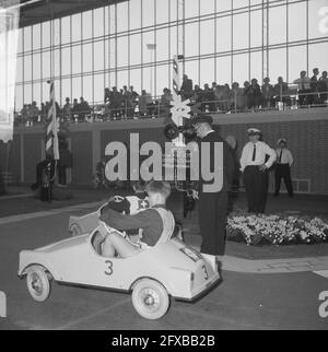Internationaler Verkehrswettbewerb in Expohal in Hilversum ein italienischer Verkehrspolizist zeigt den Teilnehmern die Seile, 22. Mai 1964, Verkehrspolizisten, Niederlande, 20. Jahrhundert Presseagentur Foto, Nachrichten zu erinnern, Dokumentarfilm, historische Fotografie 1945-1990, visuelle Geschichten, Menschliche Geschichte des zwanzigsten Jahrhunderts, Momente in der Zeit festzuhalten Stockfoto