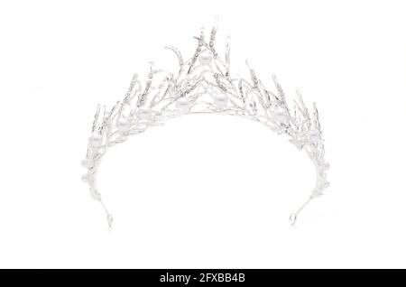 Tiara mit Perlen isoliert auf weißem Hintergrund Stockfoto