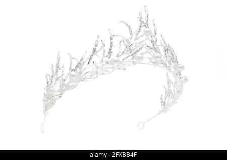 Tiara mit Perlen isoliert auf weißem Hintergrund Stockfoto