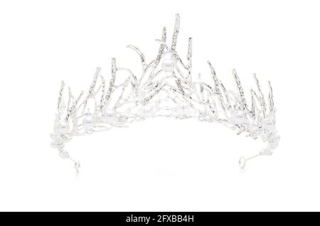 Tiara mit Perlen isoliert auf weißem Hintergrund Stockfoto