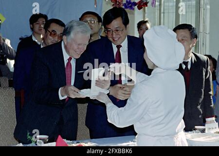 Der ehemalige US-Präsident Jimmy Carter lächelt, als er hausgemachte Nudeln während eines Besuchs in einer Schule für Gehörlose am 14. April 1991 in Peking, China, zeigt. Der ehemalige Präsident finanzierte 1987 Programme zur Ausbildung von Ausbildern für Sonderpädagogik in China und überprüfte den Fortschritt seines Programms. Stockfoto