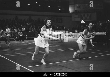 Internationale offene Badminton-Meisterschaften Beverwijk; Joke van Beusekom (l) und Marjan Ridder während des Halbfinaldoppel der Damen, 12. Februar 1978, BADMINTON, MEISTERSCHAFTEN, Niederlande, Presseagentur des 20. Jahrhunderts, Foto, Nachrichten zum erinnern, Dokumentarfilm, historische Fotografie 1945-1990, visuelle Geschichten, Menschliche Geschichte des zwanzigsten Jahrhunderts, Momente in der Zeit festzuhalten Stockfoto