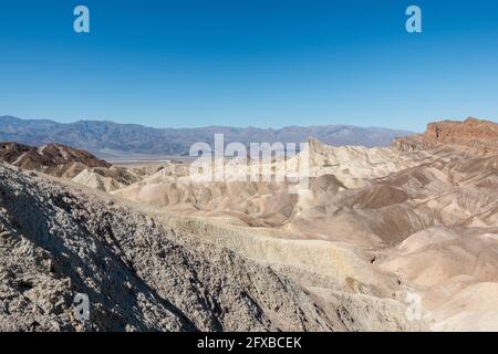 Panoramablick über den Death Valley National Park auf einem warmen Sommertag Stockfoto