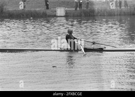 Internationale Rudermeisterschaften und Holland Cup in Bosbaan in Amsterdam; Nrn. 3, 4 Honig in Aktion, Nr. 5 gelenkte Damen vier (UdSSR), 30. Juni 1974, Rudern, Meisterschaften, Niederlande, Presseagentur des 20. Jahrhunderts, Foto, Nachrichten zum erinnern, Dokumentarfilm, historische Fotografie 1945-1990, visuelle Geschichten, Menschliche Geschichte des zwanzigsten Jahrhunderts, Momente in der Zeit festzuhalten Stockfoto