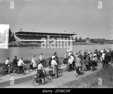 Internationale Ruderrennen Bosbaan. Ziel jung 8B, 10. Juni 1956, Ruderregatten, Ziel, Niederlande, Presseagentur des 20. Jahrhunderts, Foto, Nachrichten zum erinnern, Dokumentarfilm, historische Fotografie 1945-1990, visuelle Geschichten, Menschliche Geschichte des zwanzigsten Jahrhunderts, Momente in der Zeit festzuhalten Stockfoto