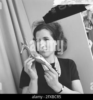 Internationale Schuhmesse in Jaarbeurs in Utrecht, 13. April 1964, Schuhe, Niederlande, 20. Jahrhundert Presseagentur Foto, Nachrichten zu erinnern, Dokumentarfilm, historische Fotografie 1945-1990, visuelle Geschichten, Menschliche Geschichte des zwanzigsten Jahrhunderts, Momente in der Zeit festzuhalten Stockfoto