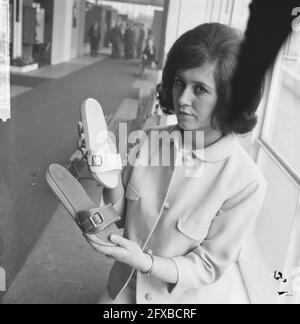 Internationale Schuhmesse in Jaarbeurs in Utrecht, Sarina Gesundheitssandal, 13. April 1964, Schuhe, Niederlande, Presseagentur des 20. Jahrhunderts, Foto, Nachrichten zum erinnern, Dokumentarfilm, historische Fotografie 1945-1990, visuelle Geschichten, Menschliche Geschichte des zwanzigsten Jahrhunderts, Momente in der Zeit festzuhalten Stockfoto