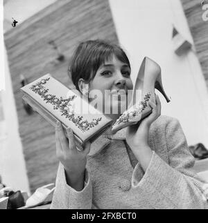 Internationale Schuhmesse in Jaarbeurs in Utrecht, hier eine exklusive Kombination, 13. April 1964, Schuhe, Niederlande, 20. Jahrhundert Presseagentur Foto, Nachrichten zu erinnern, Dokumentarfilm, historische Fotografie 1945-1990, visuelle Geschichten, Menschliche Geschichte des zwanzigsten Jahrhunderts, Momente in der Zeit festzuhalten Stockfoto