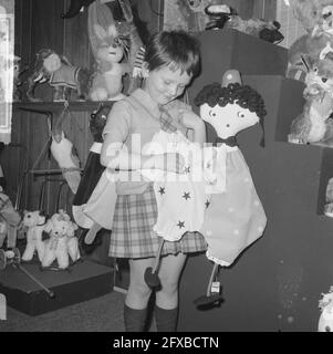 Internationale Schuhmesse in Utrecht, Baby-Kindergarten-Messe, Puppe im Pyama-Stil, 5. April 1965, MODELS, Niederlande, Foto der Presseagentur des 20. Jahrhunderts, Nachrichten zum erinnern, Dokumentarfilm, historische Fotografie 1945-1990, visuelle Geschichten, Menschliche Geschichte des zwanzigsten Jahrhunderts, Momente in der Zeit festzuhalten Stockfoto