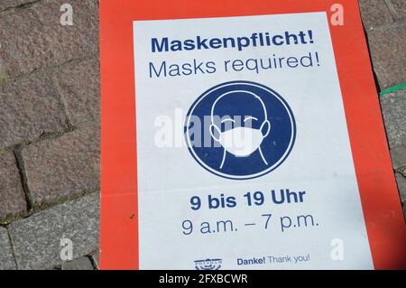 Ein Plakat der Marke „Masken erforderlich“, das am 24. Mai 2021 in der Brandenburger Straße in Potsdam zu Boden geworfen wurde. Stockfoto