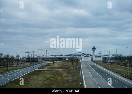 Blick auf den Münchner Flughafen Franz Josef Strauß von der Stadtautobahn. Stockfoto