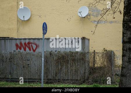 Hauswand mit zwei Satellitenantennen in München Sendling. Stockfoto