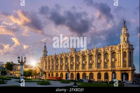 Das Gran Theater von Havanna (Gran Teatro de La Habana), ein Haus des kubanischen Nationalballetts, das sich vor dem Capitolio im Zentrum der Altstadt von Havanna (Havana vieja) befindet. Stockfoto