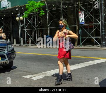 Masked Shopper in New York am Samstag, den 15. Mai 2021 das CDC hat neue Richtlinien veröffentlicht, die es vollständig geimpften ermöglichen, an Indoor- und Outdoor-Aktivitäten, groß oder klein, ohne Maske oder soziale Distanzierung teilzunehmen. (© Richard B. Levine) Stockfoto