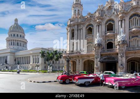 Havanna, Kuba 16. Januar 2020: Fröhliche Touristen, die während ihrer Urlaubszeit eine Taxifahrt in berühmten, farbenfrohen kubanischen Vintage-Taxis entlang des Paseo del Prado, El Capitolio und des historischen Stadtzentrums von Havanna genießen Stockfoto