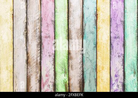 Lackierter Holzhintergrund. Bunte Holzfliesen. Blau grün gelb rosa Shabby Chic Textur Stockfoto