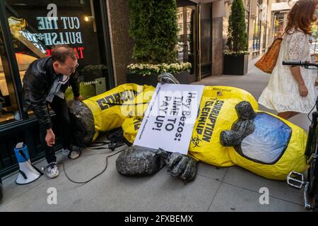 Demonstranten von Patriotischen Millionären veranstalten am Montag, den 17. Mai 2021, eine „Tax the Rich“-Kundgebung vor dem Wohnhaus von Jeff Bezos in Nomad in New York. Die Gruppe nutzt den Steuertag, um die Änderung des Steuercodes zu fordern, um die Reichen zur Zahlung ihres fairen Anteils zu verpflichten. (© Richard B. Levine) Stockfoto