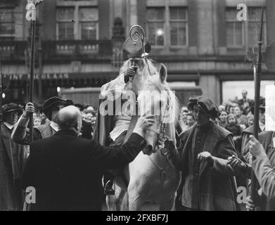 Eintrag des Heiligen Nikolaus in Amsterdam, 29. November 1950, Ausflüge, Niederlande, 20. Jahrhundert Presseagentur Foto, Nachrichten zu erinnern, Dokumentarfilm, historische Fotografie 1945-1990, visuelle Geschichten, Menschliche Geschichte des zwanzigsten Jahrhunderts, Momente in der Zeit festzuhalten Stockfoto