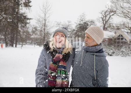 Mann und Frau genießen im Winter im Schnee Stockfoto