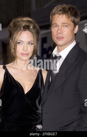 Die Schauspielerin Angelina Jolie und der Schauspieler/Produzent Brad Pitt nehmen am 13. Juni 2007 an der Premiere von „A Mighty Heart“ im Ziegfeld Theatre in New York Teil. Stockfoto