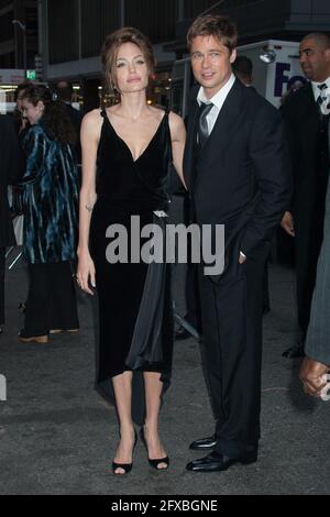 Die Schauspielerin Angelina Jolie und der Schauspieler/Produzent Brad Pitt nehmen am 13. Juni 2007 an der Premiere von „A Mighty Heart“ im Ziegfeld Theatre in New York Teil. Stockfoto