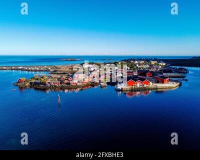 Norwegen, Nordland, reine, Luftansicht des Fischerdorfes auf der Insel Moskenesoya Stockfoto