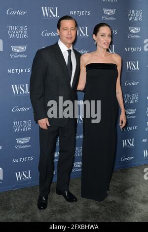 Die Unterhaltungs-Innovatorin Angelina Jolie Pitt (R) und Brad Pitt nehmen am WSJ Teil. Zeitschrift 2015 Innovator Awards im Museum of Modern Art am 4. November Stockfoto