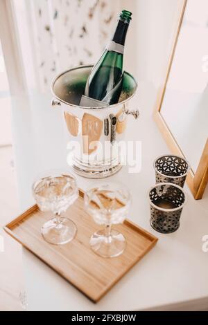 Champagner-Flasche im Eimer zusammen mit Glas Stockfoto