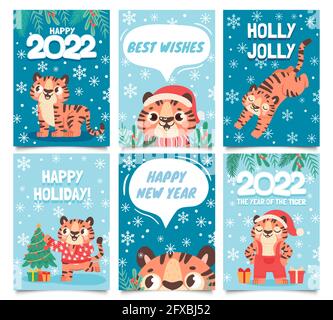 Neujahr 2022 Karten. Frohe weihnachten Poster mit Cartoon Tiger schmücken Baum. Baby Tiger in santa Hut. Happy holidays Grußkarte Vektorset Stock Vektor