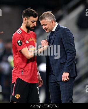 Ole Gunnar Solskjaer (rechts) und Bruno Fernandes von Manchester United vor dem Finale der UEFA Europa League im Danziger Stadion, Polen. Bilddatum: Mittwoch, 26. Mai 2021. Stockfoto